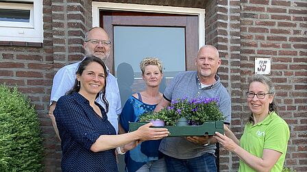 Aftrap project duurzame buurten. Wethouder Verbraak overhandigd planten aan bewoners die hun tuin meer willen vergroenen. 