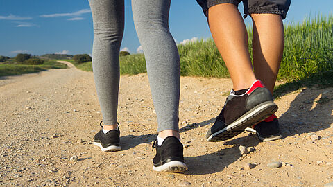 Stel benen wandelend in veld