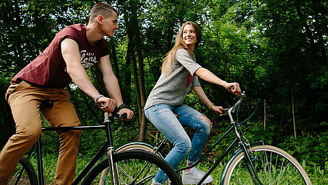 Stel gelukkige fietsers