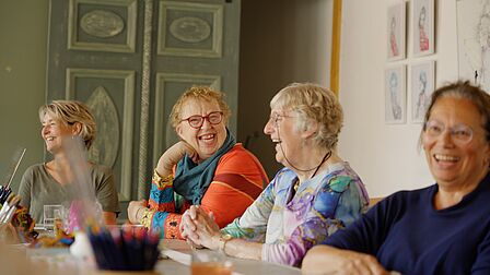 Groep dames neemt deel aan hobby dankzij volwassenenfonds