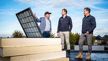 Wethouder Braun in gesprek met projectleider Eussen Bouw en eigenaar Elekto Bouw over zonnepanlen op dak MFC de Auw Sjoeel